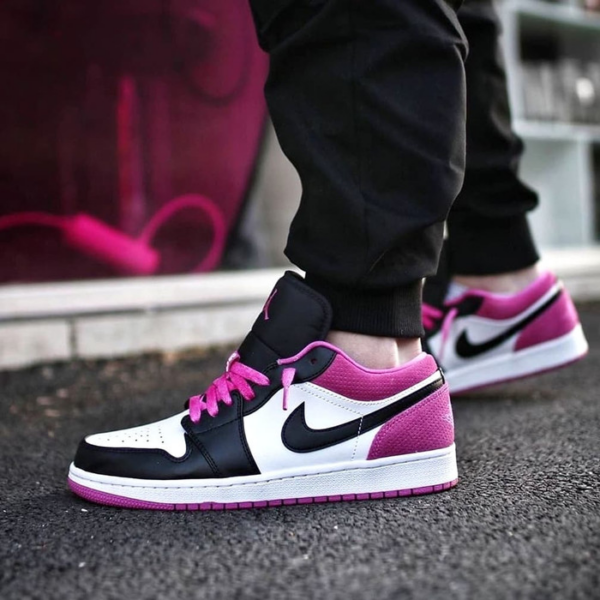 Giày Nike Air Jordan 1 Low GS 'Black Active Fuchsia' CT1564-005 - Hình ảnh 2