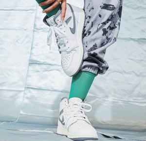 Alternative view of Giày Nike Air Jordan 1 Mid 'White' 554725-135