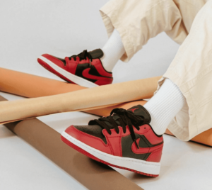 Alternative view of Giày Nike Air Jordan 1 Low GS 'Reverse Bred' 553560-606
