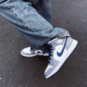 Giay Nike Air Jordan 1 Mid GS 'True Blue Cement' DQ8423-014