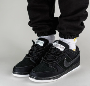 Alternative view of Giày Nike SB Dunk Low x Gnarhunters 'Black' DH7756-010