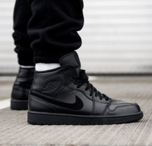 Alternative view of Giày Nike Air Jordan 1 Mid 'Triple Black' 554724-090