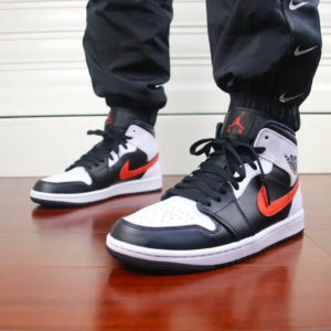 Alternative view of Giày Nike Air Jordan 1 Mid GS 'Chile Red' 554725-075