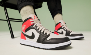 Alternative view of Giày Nike Wmns Air Jordan 1 Mid SE 'Newsprint' DQ6078-100