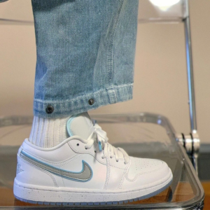 Alternative view of Giày Nike Air Jordan 1 Low SE 'Dare To Fly' FB1874-101