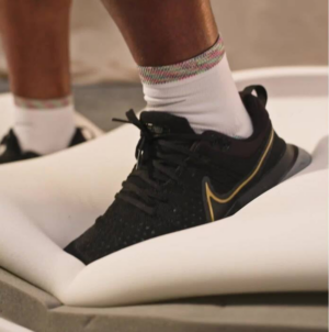 Alternative view of Giày Nike React Infinity Run Flyknit 2 'Black Metallic Gold' CT2357-009