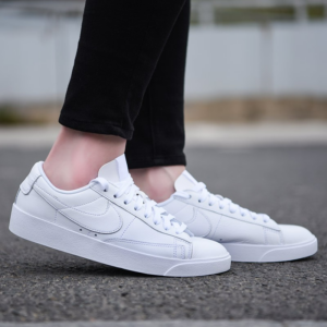Giay Nike Blazer Low LE 'Triple White' AV9370-111