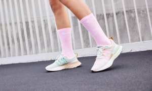 Alternative view of Giày Nike Wmns React Infinity Run Flyknit 2 'Cashmere' DM7193-711