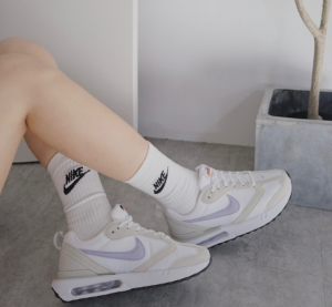 Alternative view of Giày Nike Air Max Dawn 'Light Bone Purple' DC4068-100