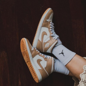 Alternative view of Giày Nike Air Jordan 1 Mid 'Tan Gum' 554724-271
