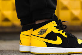 Giày Nike Air Jordan 1 Mid 'Yellow Toe' 852542-071 - Authentic-Shoes