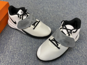 Alternative view of Giày Nike Kyrie Flytrap 3 GS 'White Black' BQ5620-102