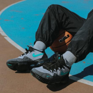 Alternative view of Giày Nike Atmos x LeBron 16 Low 'Clear Jade' CD9471-003