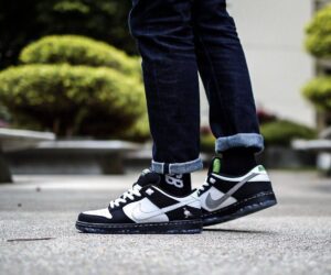 Alternative view of Giày Nike Jeff Staple x Dunk Low Pro SB 'Panda Pigeon' BV1310-013