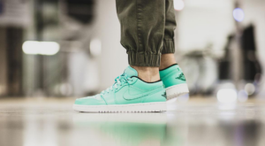 Alternative view of Giày Nike Air Jordan 1 Retro Low 'Hyper Turquoise' 553558-304