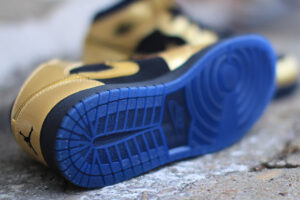 Alternative view of Giày Nike Air Jordan 1 Mid 'Metallic Gold Coin Black' 555112-905