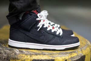 Alternative view of Giày Nike SB Dunk High 'Skunk' 305050-034