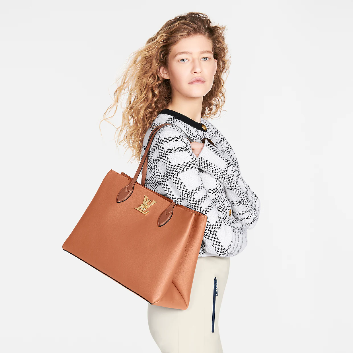 Túi Louis Vuitton LockMe Shopper Bag 'Chataigne Brown' M58927