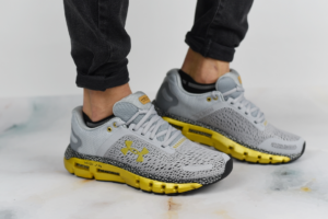 Alternative view of Giày Under Armour HOVR Infinite 2 'Grey Metallic Gold Luster' 3022587-108