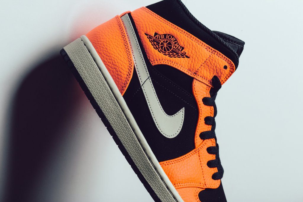 Giày Nike Air Jordan 1 Mid 'Black Cone' 554724-062 - Ảnh 5