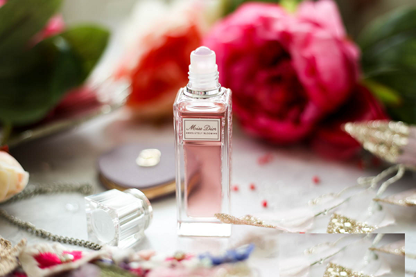 Miss Dior Blooming Bouquet Perle De Parfum RollerPearl  YouTube