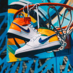 Alternative view of Giày Nike Air Jordan 1 Mid GS 'White Court Purple Teal' 554725-128