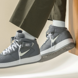 Alternative view of Giày Nike Air Jordan 1 Mid BG 'Cool Grey' 554725-036