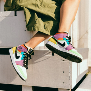 Alternative view of Giày Nike Air Jordan 1 Mid SE 'Lightbulb' CW1140-100