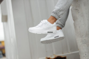 Alternative view of Giày Nike Air Max 90 Leather GS 'White' CD6864-100