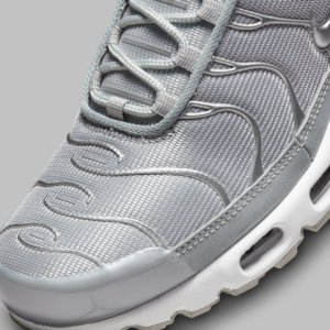 Giay Nike Air Max Plus 'Metallic Silver' FJ1012-095