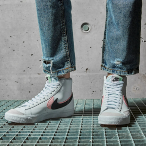 Alternative view of Giày Nike Blazer Mid '77 SE GS 'White Arctic Punch' DD1847-101