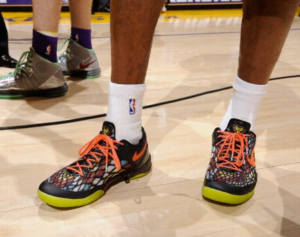 Alternative view of Giày Nike Kobe 8 System 'Christmas' 555035-030