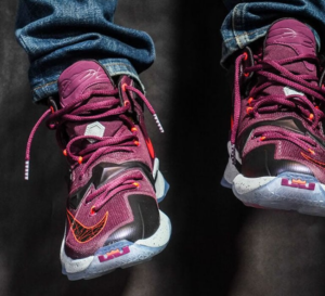 Alternative view of Giày Nike LeBron 13 'Greatness' 807219-690