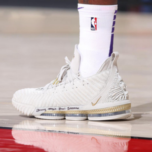 Alternative view of Giày Nike HFR x Wmns LeBron 16 'Sail' BQ6583-100