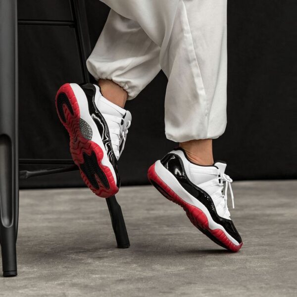 Giày Nike Air Jordan 11 Retro Low GS 'Concord-Bred' 528896-160 - Hình ảnh 2