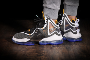 Giay Nike LeBron 19 'Graduate' CZ0203-002