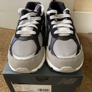 Giay New Balance DTLR x 990v3 Big Kid 'GR3YSCALE' GC990DR3