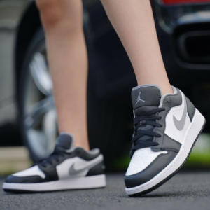 Alternative view of Giày Nike Air Jordan 1 Low GS 'Black Medium Grey' 553560-040