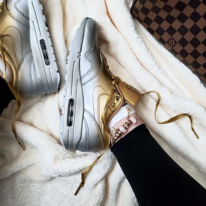 Alternative view of Giày Nike Wmns Air Max 1 LX 'Metallic Gold Platinum' 917691-700