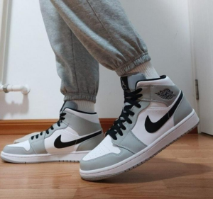 Alternative view of Giày Nike Air Jordan 1 Mid GS 'Light Smoke Grey' 554725-092