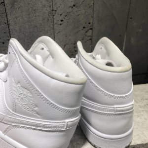 Giay Nike Air Jordan 1 Mid 'Triple White' DV0991-111