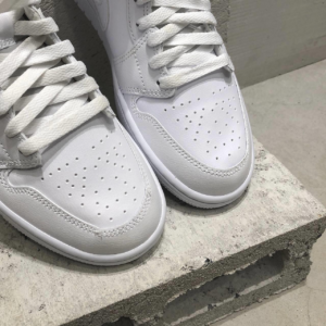 Giay Nike Air Jordan 1 Mid 'Triple White' DV0991-111