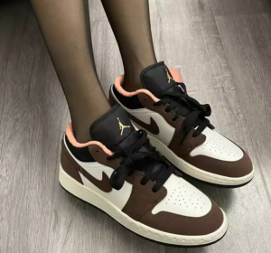 Alternative view of Giày Nike Air Jordan 1 Low SE GS 'Light Chocolate' DM0589-200