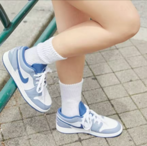 Alternative view of Giày Nike Air Jordan 1 Low GS 'Ashen Slate' 553560-414