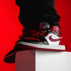 Alternative view of Giày Nike Air Jordan 1 Mid 'Alternate Bred Toe' BQ6472-079