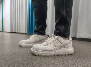 Giay Nike Air Force 1 Luxe 'Triple White' DD9605-100