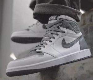 Giay Nike Air Jordan 1 Retro High OG 'White Stealth' 555088-037