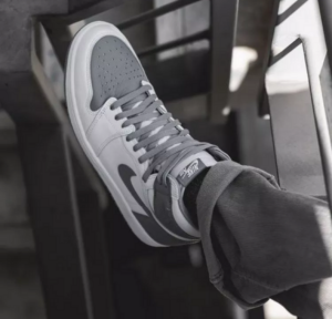 Giay Nike Air Jordan 1 Retro High OG 'White Stealth' 555088-037