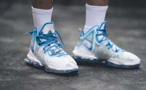 Giay Nike LeBron 19 'Space Jam' DC9338-100