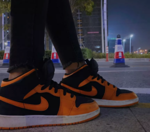 Alternative view of Giày Nike Air Jordan 1 Mid GS 'Black Orange' 554725-081